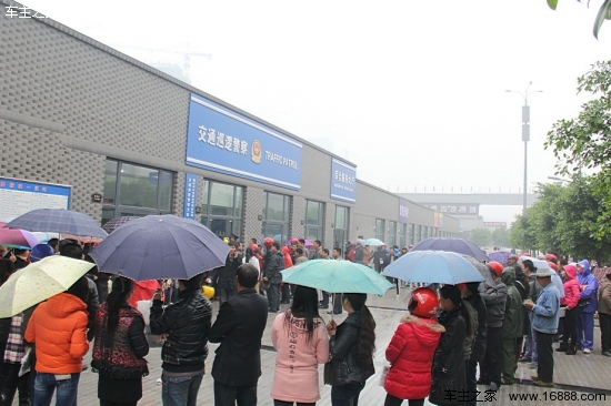 重庆凌晨6点多排队 电动车上牌打拥堂_重庆行