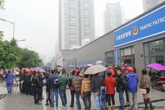 重庆凌晨6点多排队 电动车上牌打拥堂_重庆行