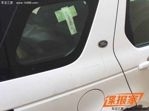 尾部方面牌照框旁边更换了奇瑞捷豹路虎的标识,显示了其真实身份.高清图片