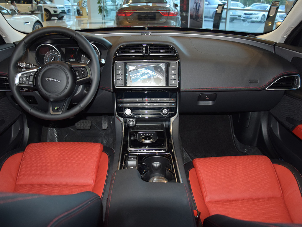 捷豹XE 2017款 2.0T 240PS R-SPORT