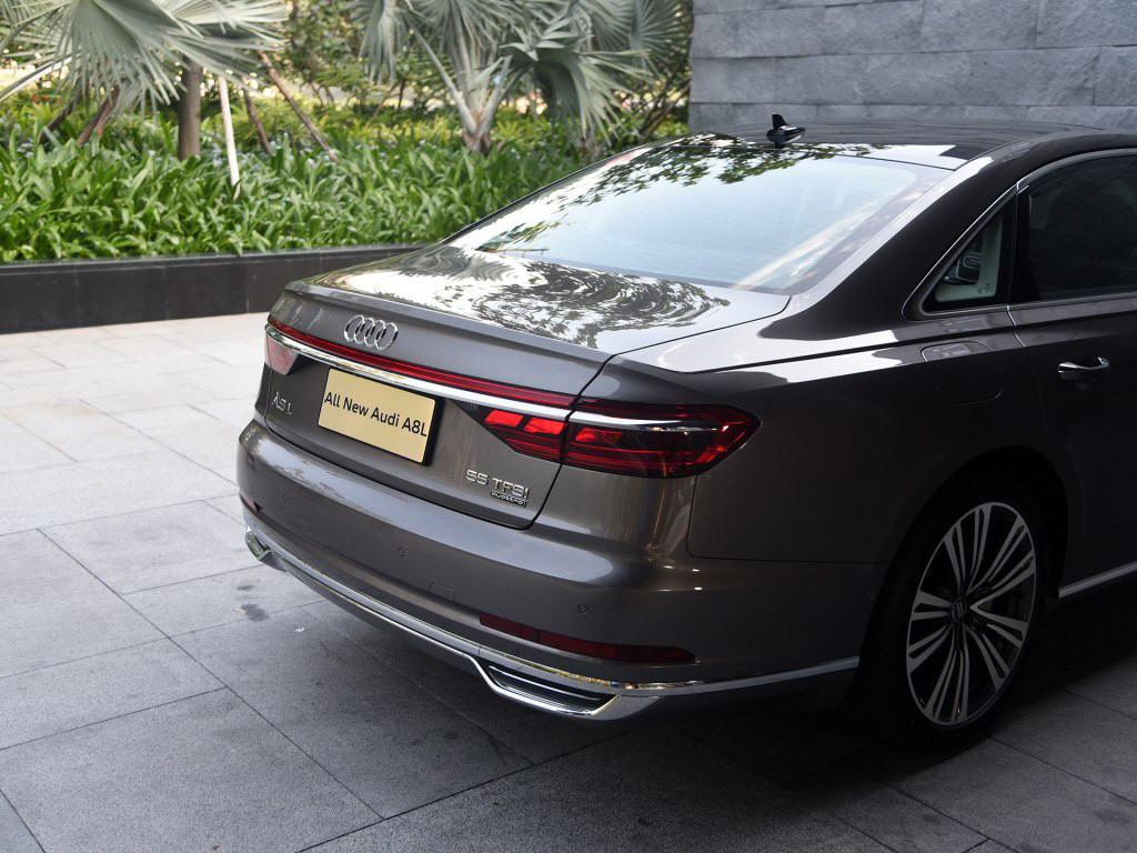 奥迪A82018款 A8L 55 TFSI quattro豪华型