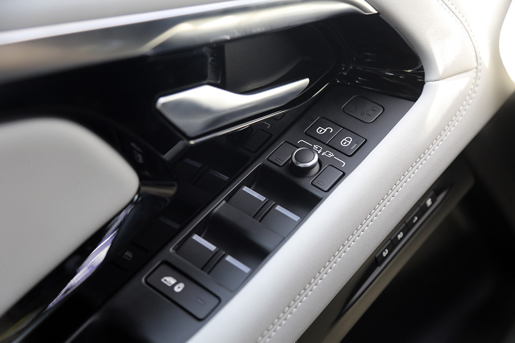揽胜极光2020款 249PS R-DYNAMIC SE 运动科技版