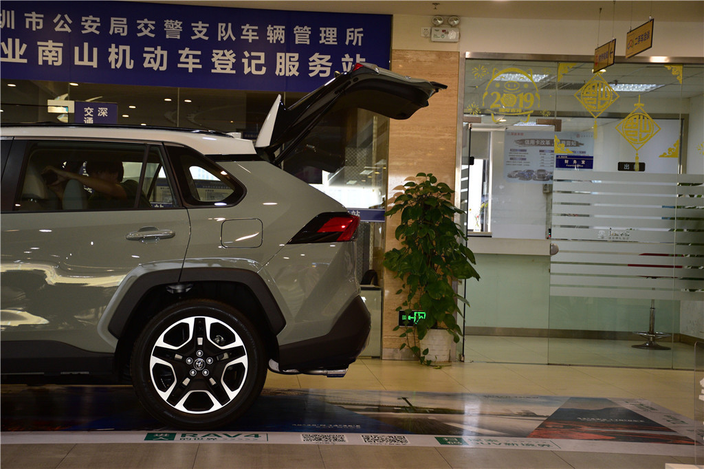 RAV4荣放2020款 2.0L CVT四驱尊贵版