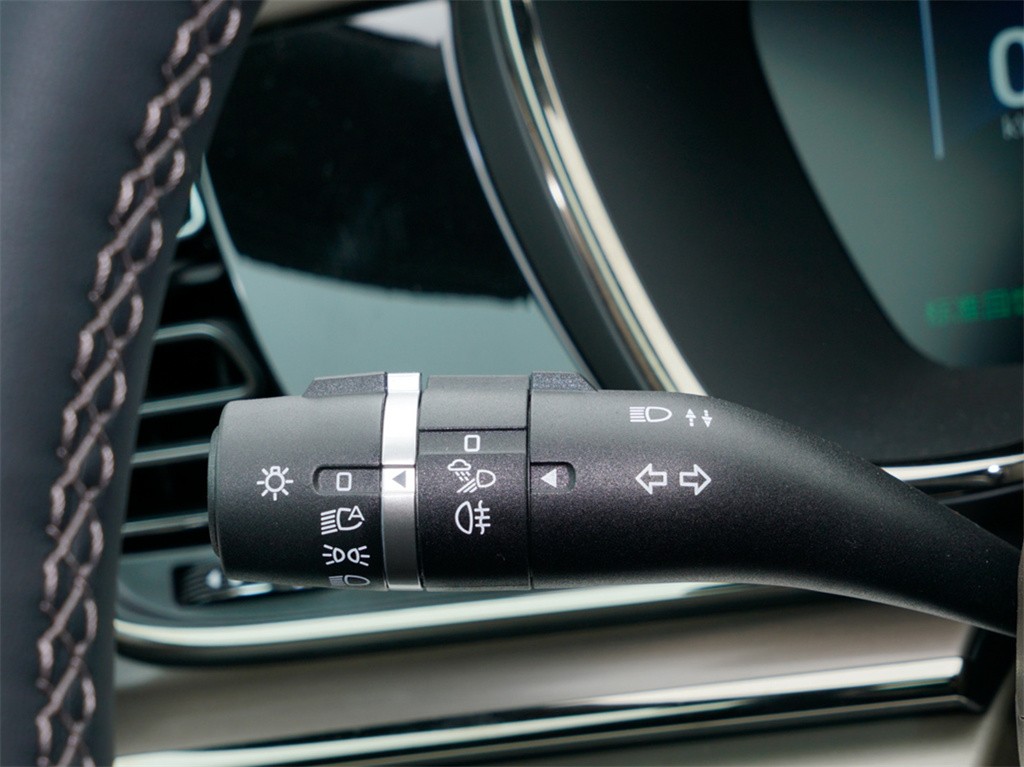 汉 2024款 EV 荣耀版 605KM前驱尊贵型