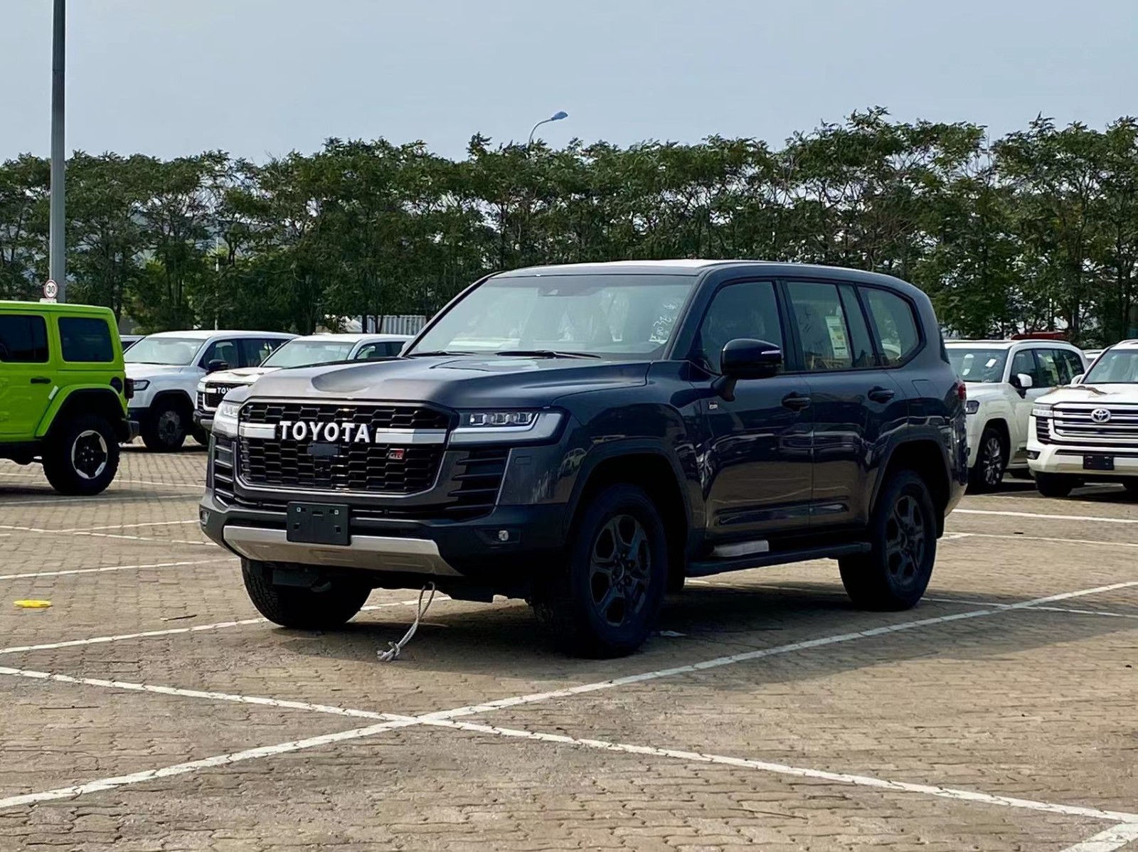 兰德酷路泽中东版  酷路泽4000 2024款 4.0L GX-R 4气 18轮