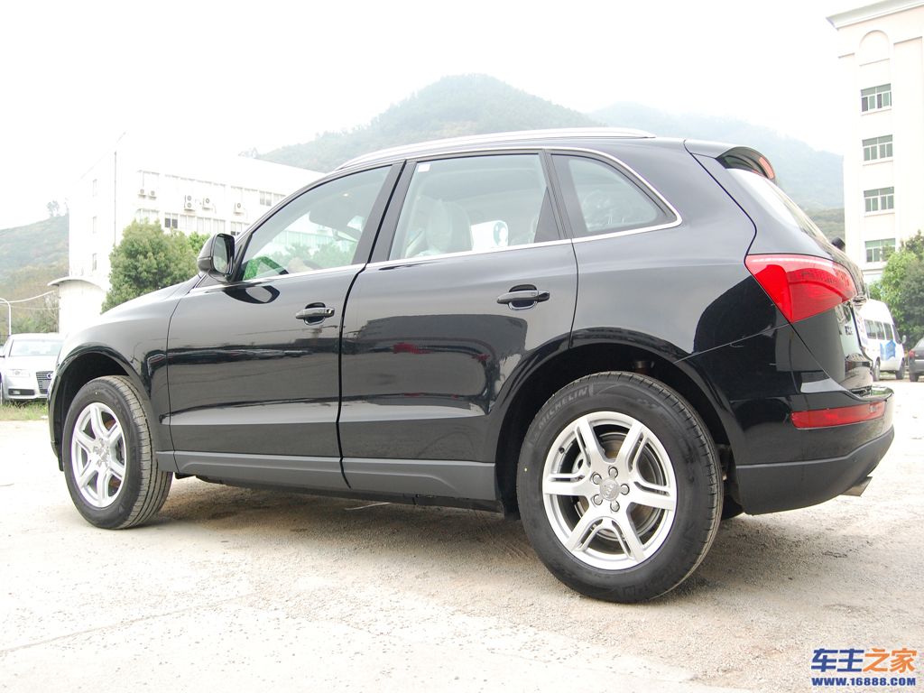 黑色奥迪q5左前45