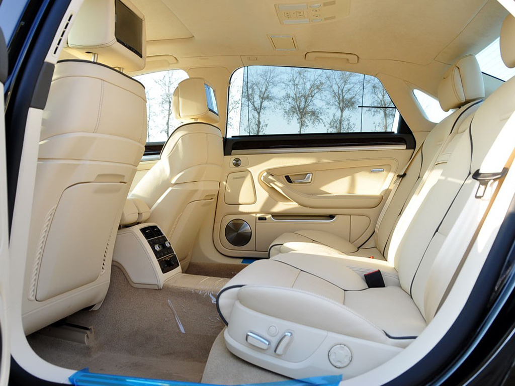 白色奥迪a8l后排空间