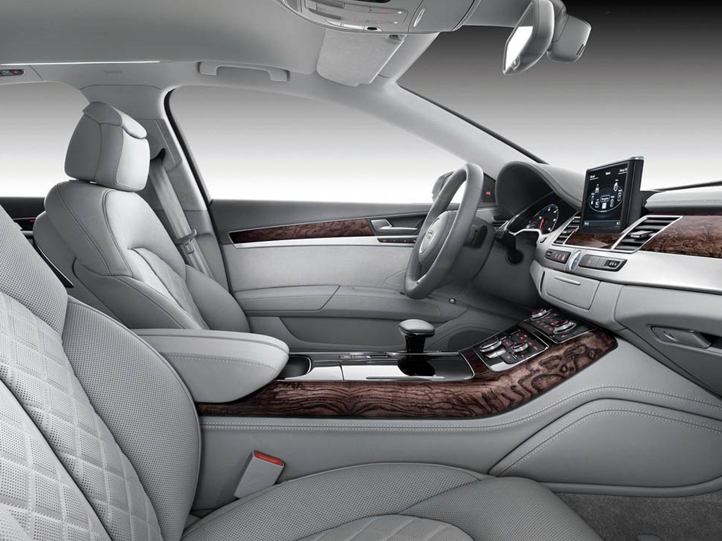 银色奥迪a8l前排空间