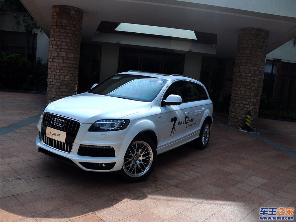 白色 奥迪q7