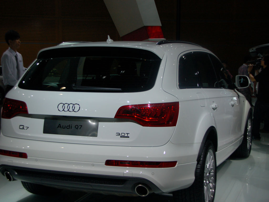 奥迪Q7右后45
