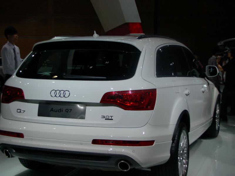 奥迪Q7右后45