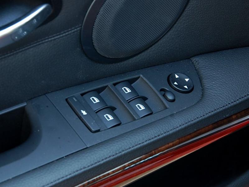 宝马3系红色宝马3系 09款 320i豪华型左前门控制按钮