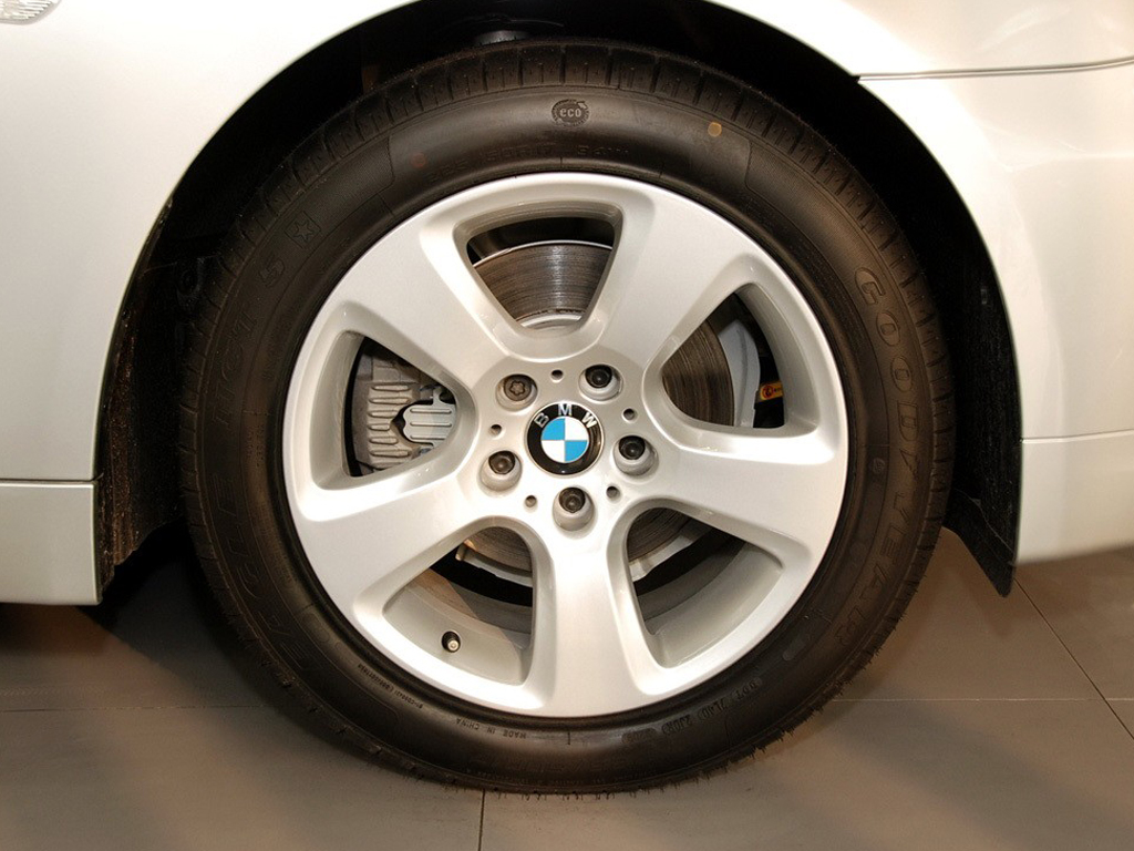 白色宝马5系 2010款 520li豪华型右前车轮