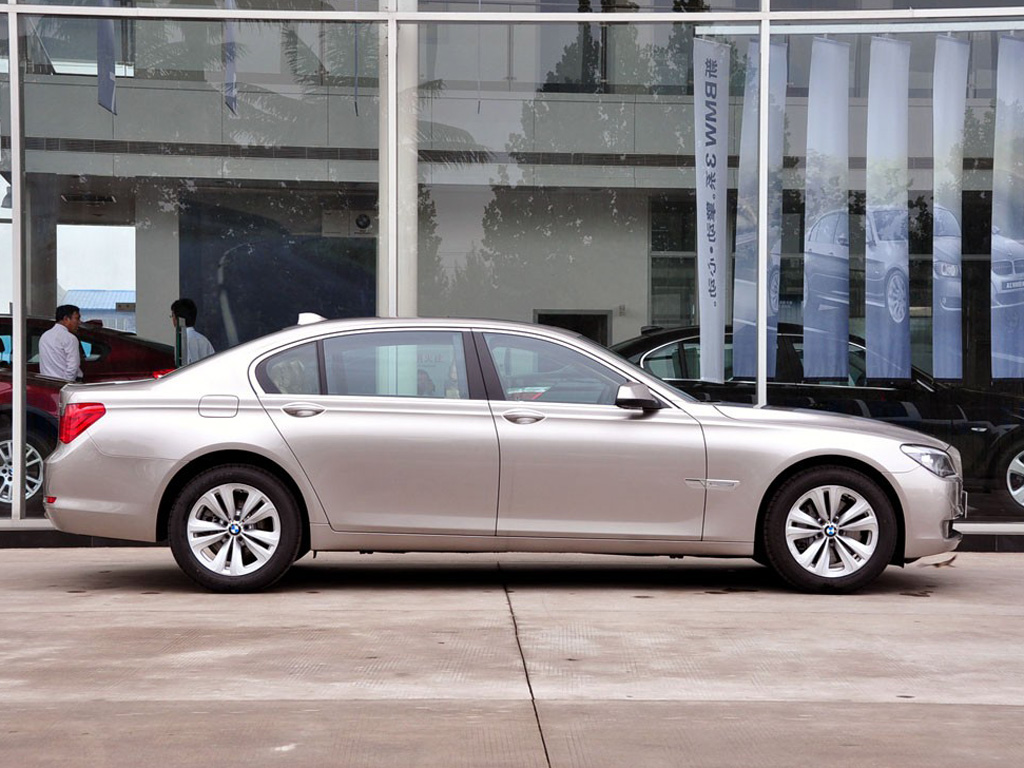 银色宝马7系09款730li豪华型车侧正视