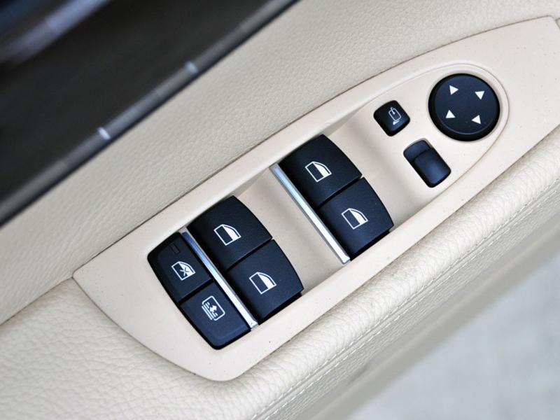 宝马7系银色宝马7系 09款 730Li豪华型左前门控制按钮
