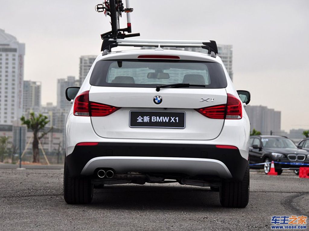 宝马x1(进口)白色 宝马x1正后方