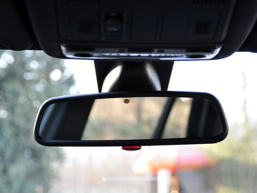 黑色宝马x32010款xdrive30i探索版车内后视镜