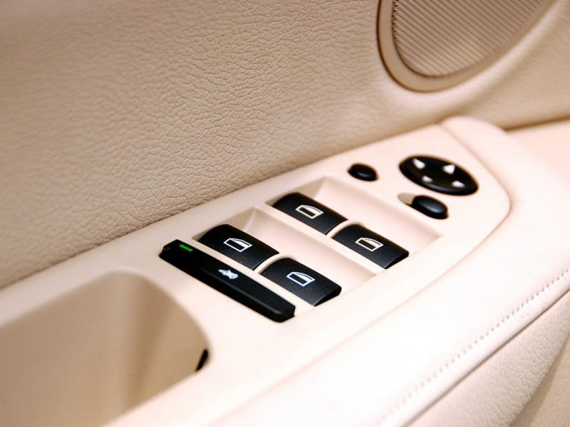 宝马X6白色宝马X6 09款 xDrive35i右前门控制按钮