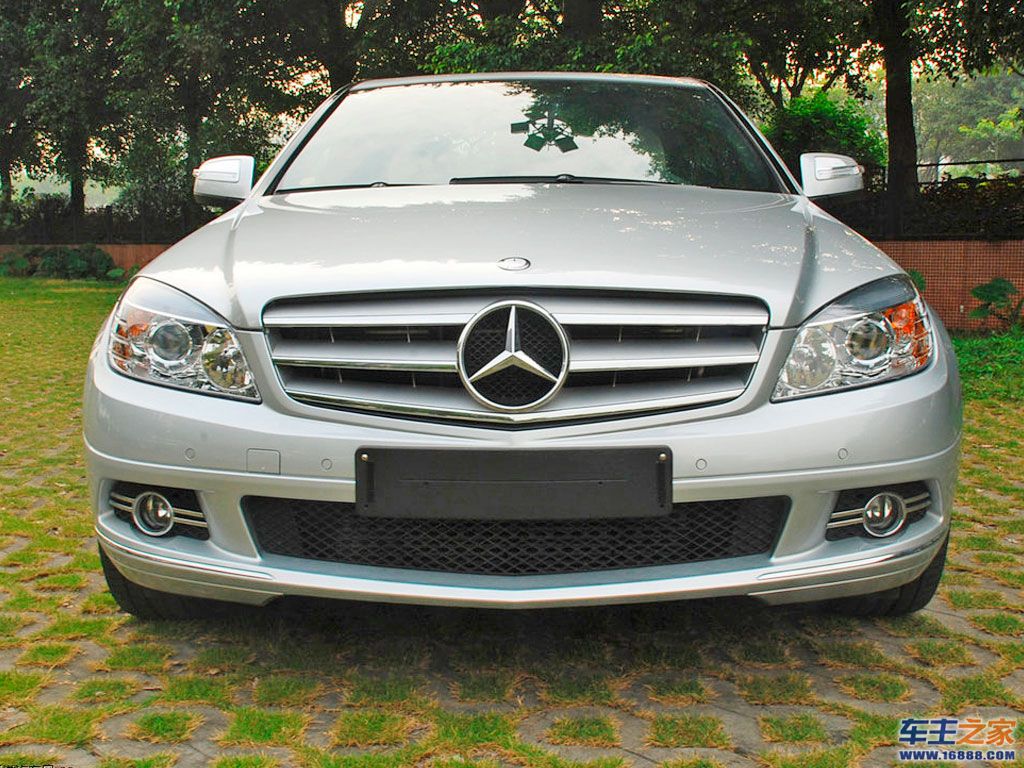 银色奔驰c级
