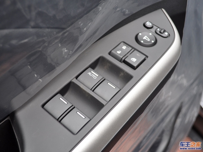 本田CR-V驾驶座电动窗开启按钮