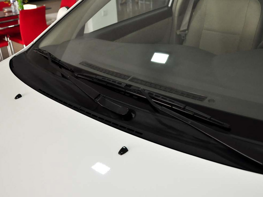 白色比亚迪f3雨刷器