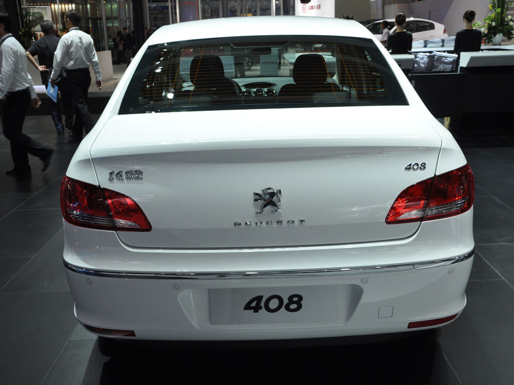 标致408正后方