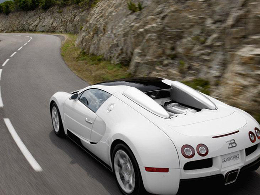 小鹏汽车p5白色威航车后左侧