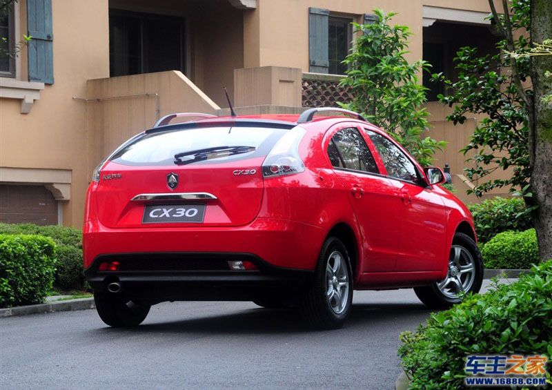 长安CX30红色 长安CX30右后45