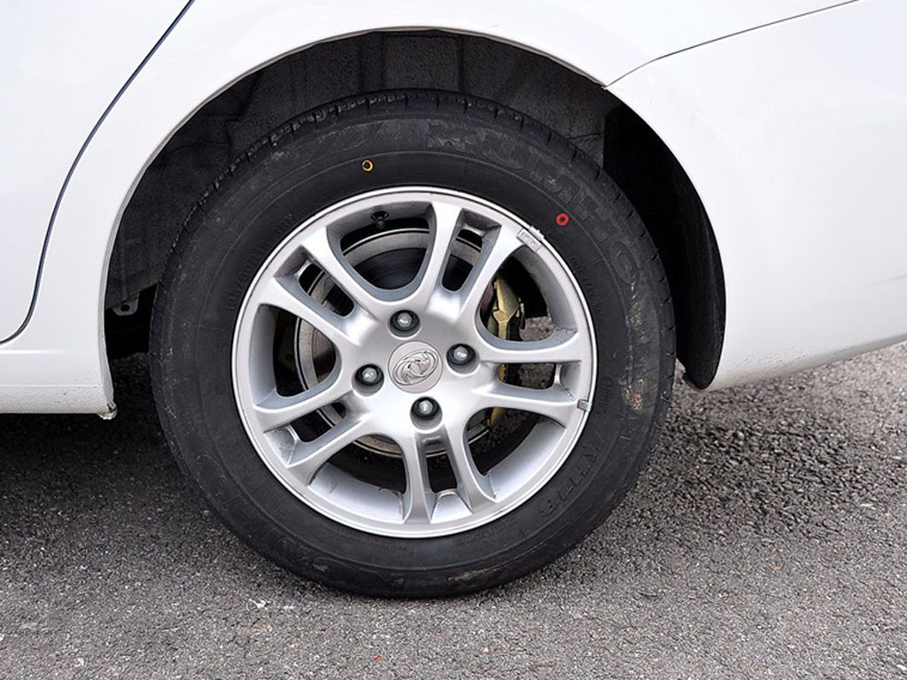 白色风神s30 09款 navi型at轮胎