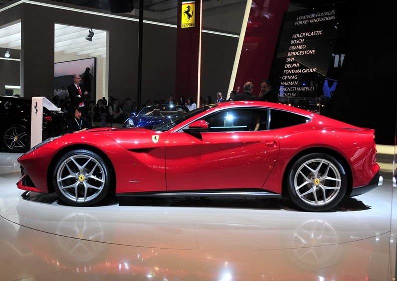 F12berlinetta正侧方