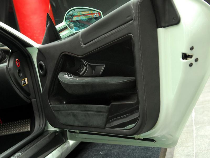 法拉利599白色2009款 艺术典藏跑车右前门内饰