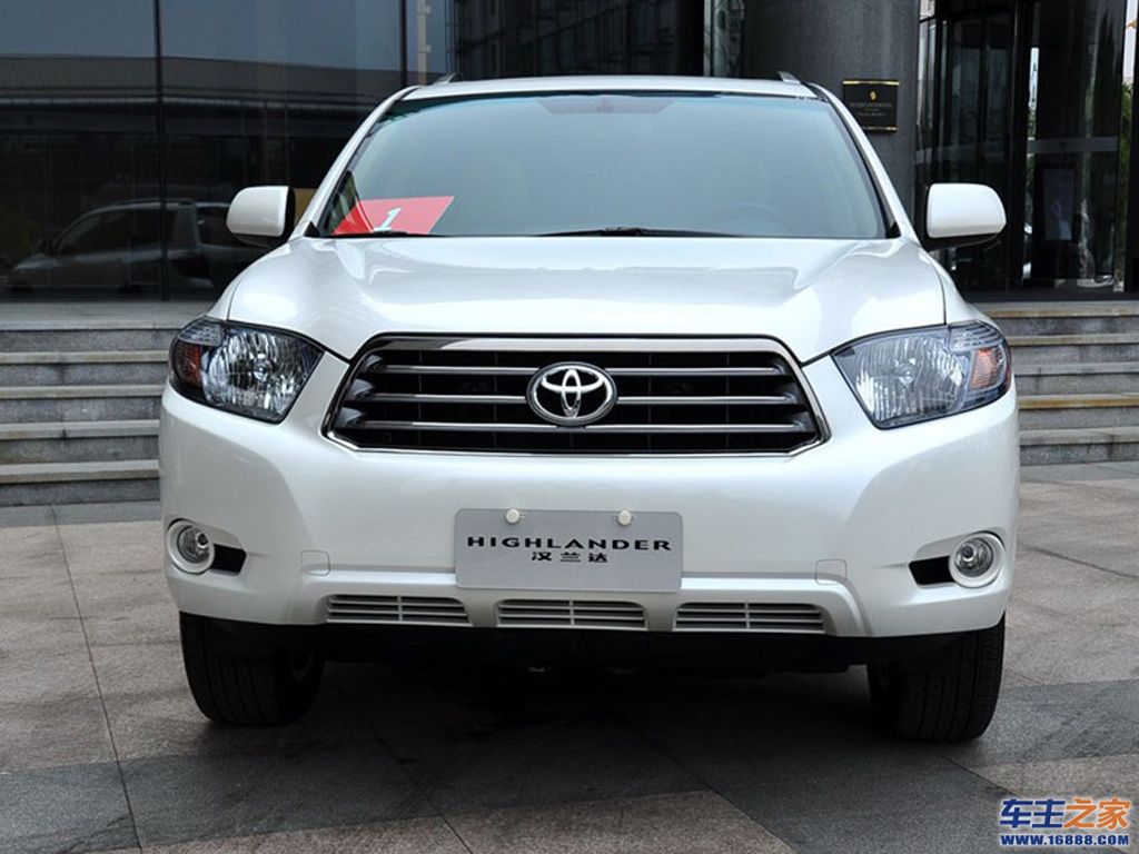 白色汉兰达正前方