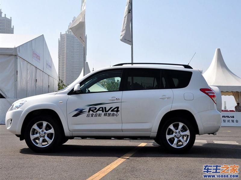 RAV4荣放白色 丰田RAV4车身左侧