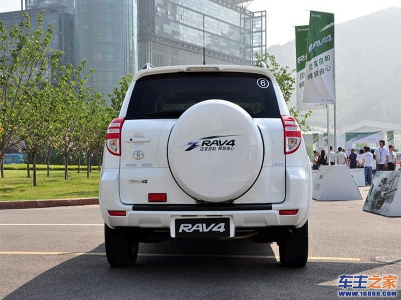 RAV4荣放白色 丰田RAV4车身左侧