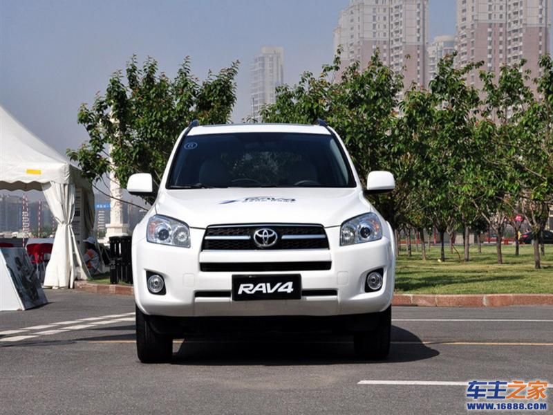 RAV4荣放白色 丰田RAV4前脸