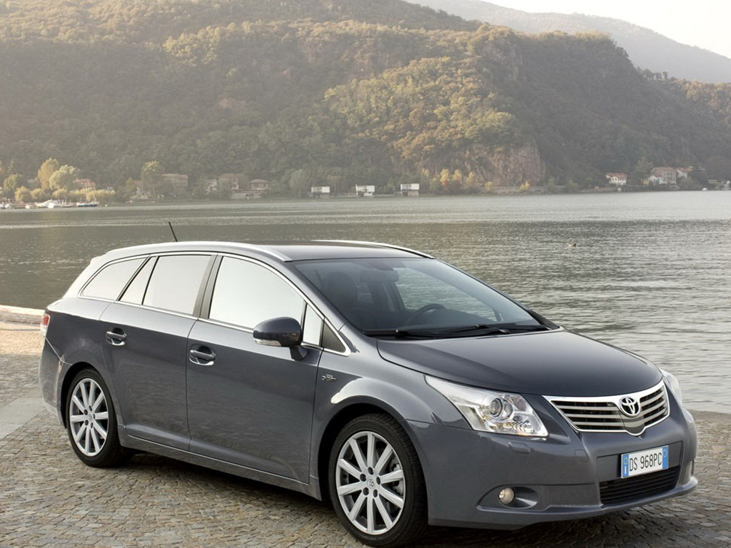 灰色丰田avensis右前方