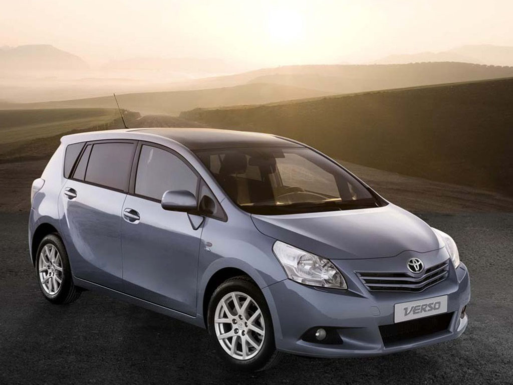 紫色丰田verso右前方