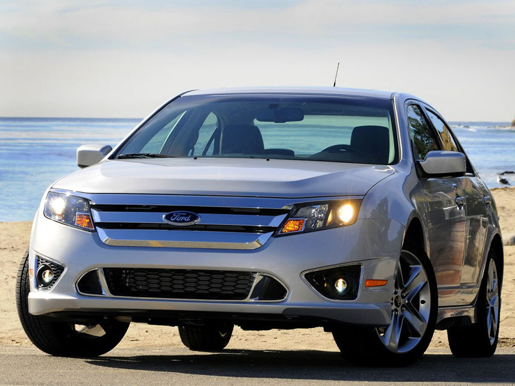 银色福特fusion车前正视