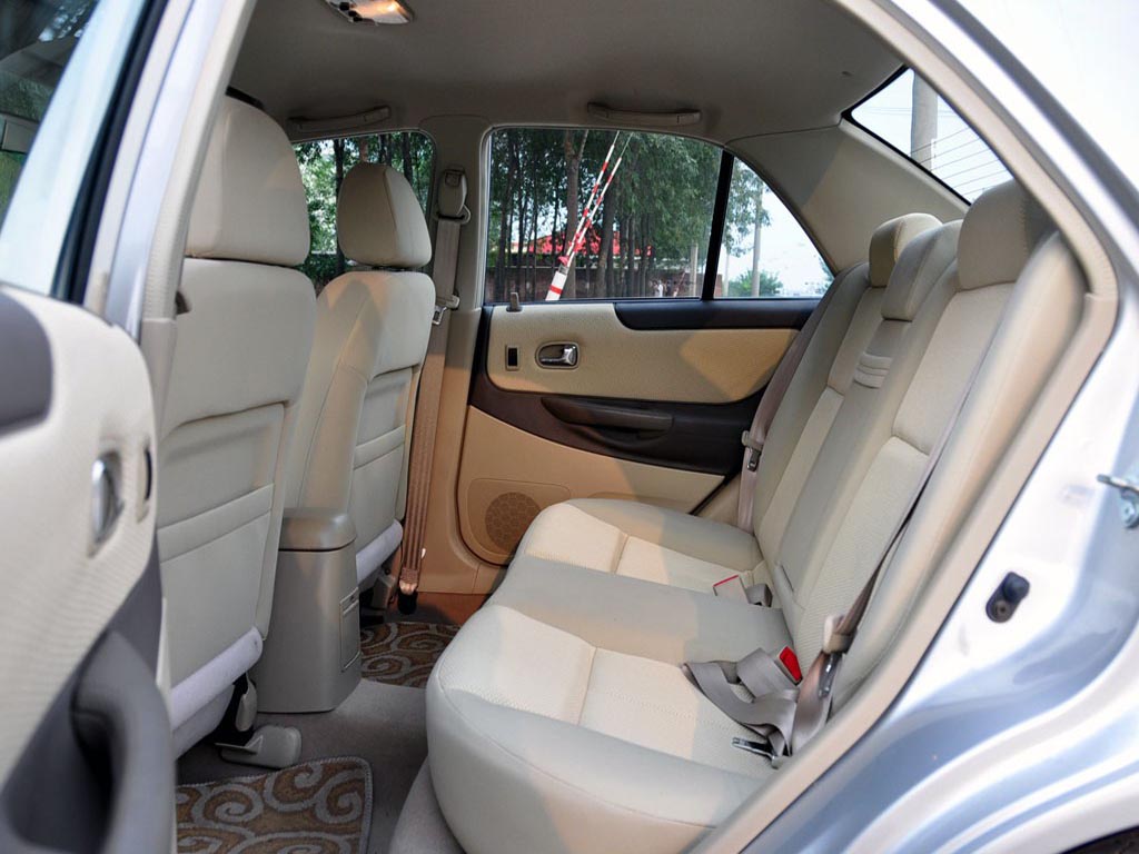 福美来后排空间