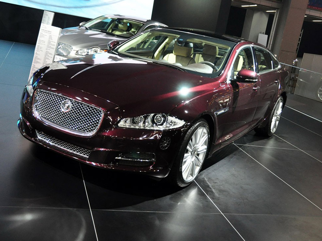 红色捷豹xj左前方