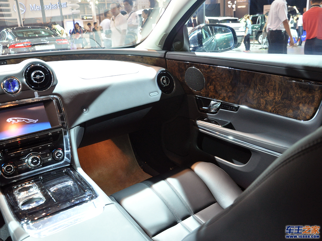 捷豹xj副驾驶室