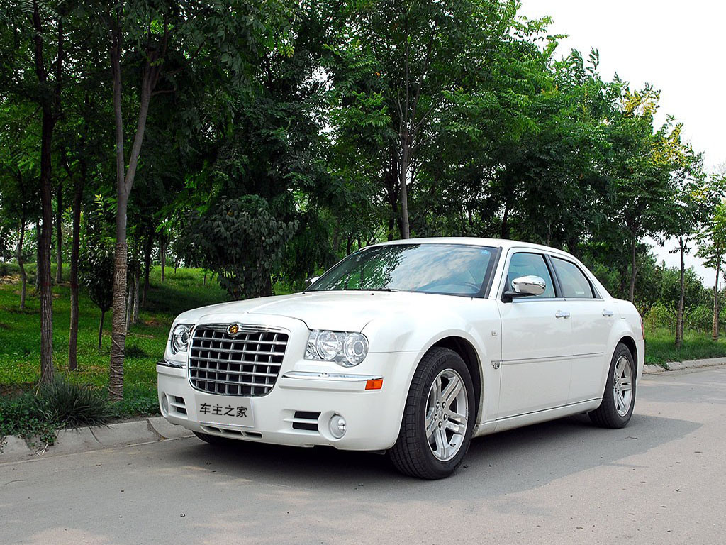 克莱斯勒300c白色克莱斯勒300c前侧身