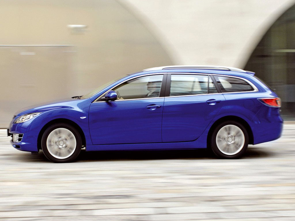 蓝色海外马自达6车侧正视