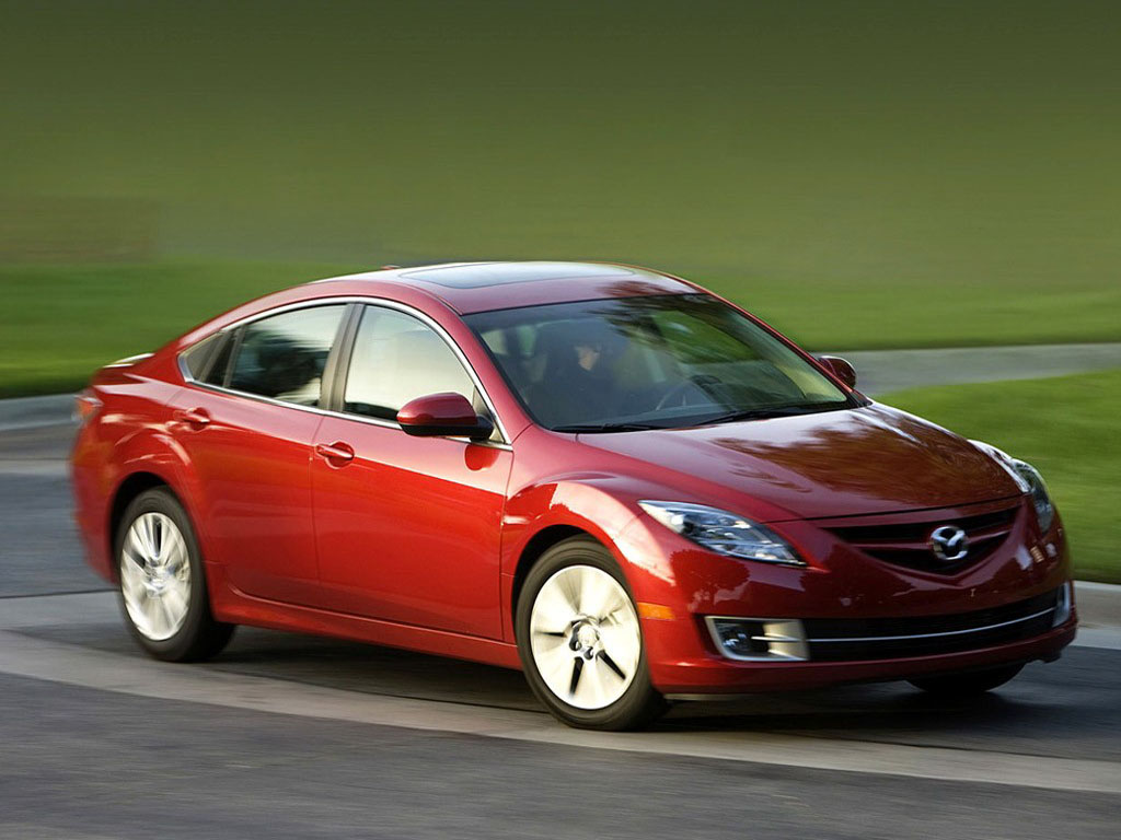 红色海外马自达6正侧身