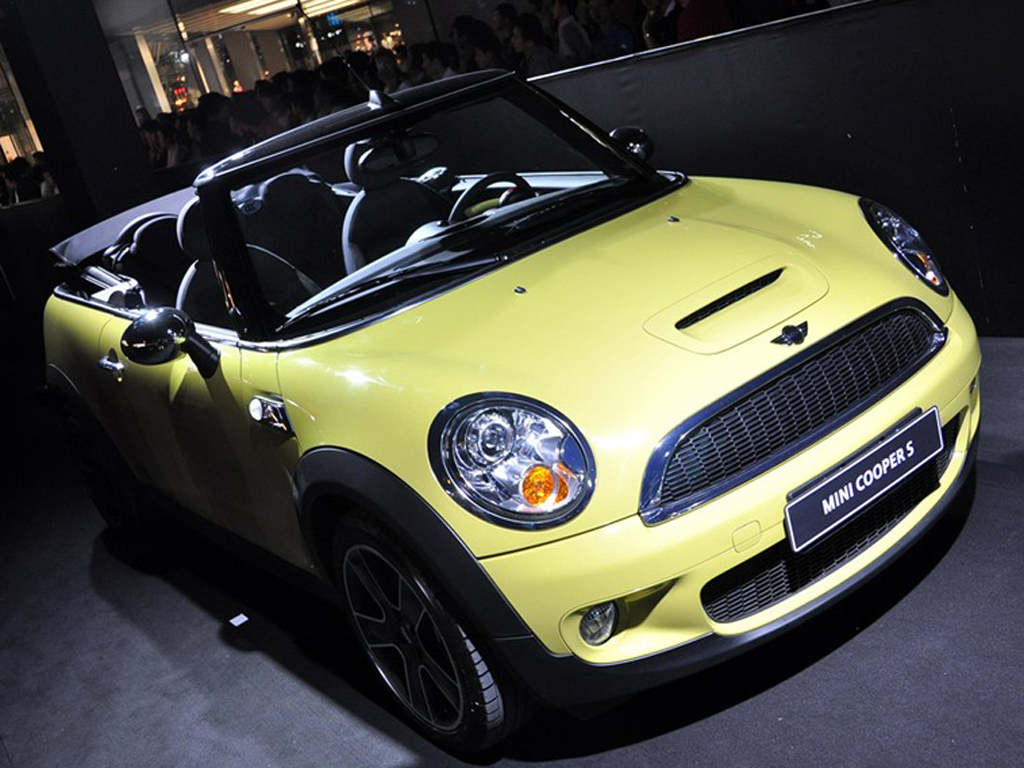 黄色mini09款cooperscabrio车前右侧