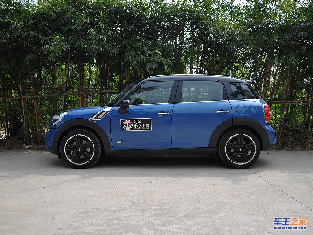 MINI COUNTRYMAN正侧方