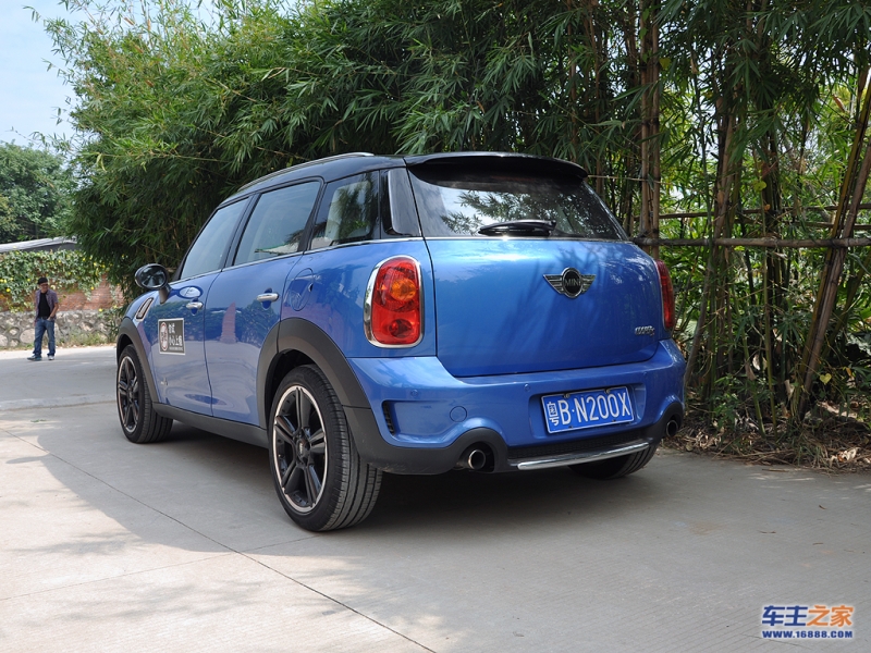 MINI COUNTRYMAN正后方