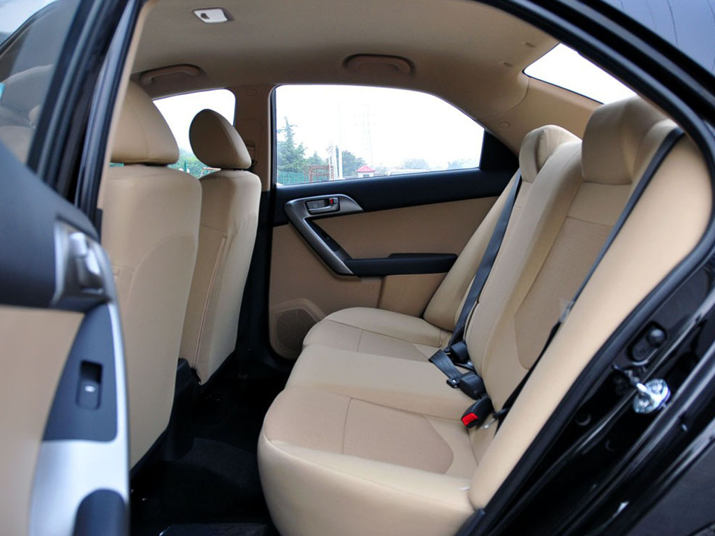 黑色福瑞迪后排腿部空间