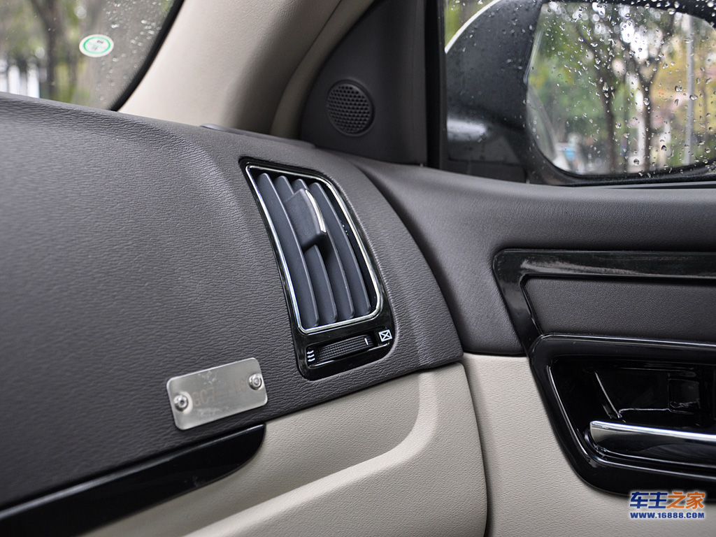 前排右侧空调出风口