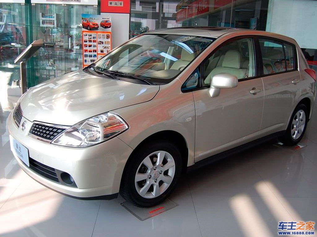 骐达tiida银色 骐达